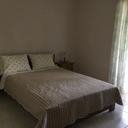 Ntinas House アパート